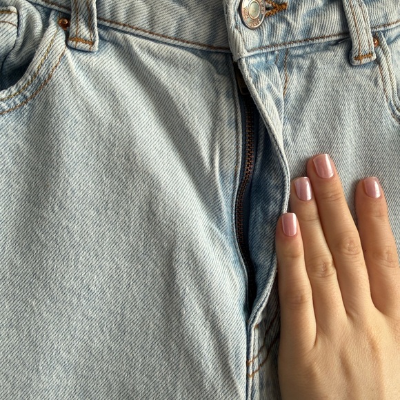 Zara Light Wash Mom Jeans - Picture 7 of 10